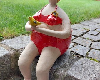 Badefrau mit rotem Bikini, handarbeit