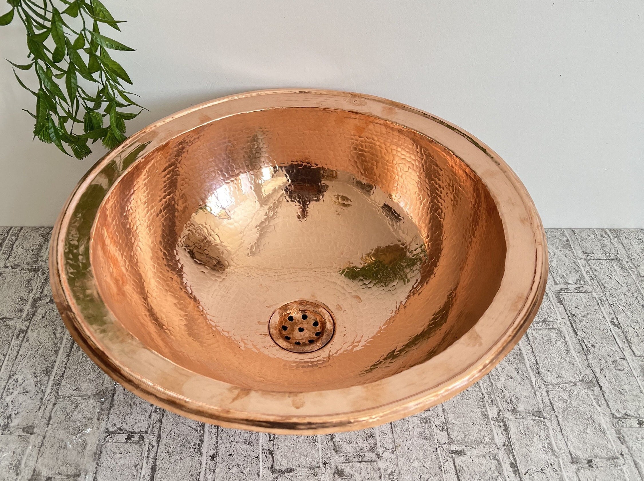 手作りのモロッコ銅製シンク：槌目仕上げのアンティークバスルーム洗面
