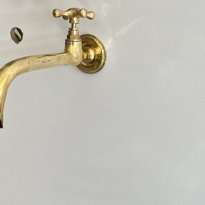 Grifo de pared de latón sin lacar: grifo de agua de jardín antiguo imagen 1
