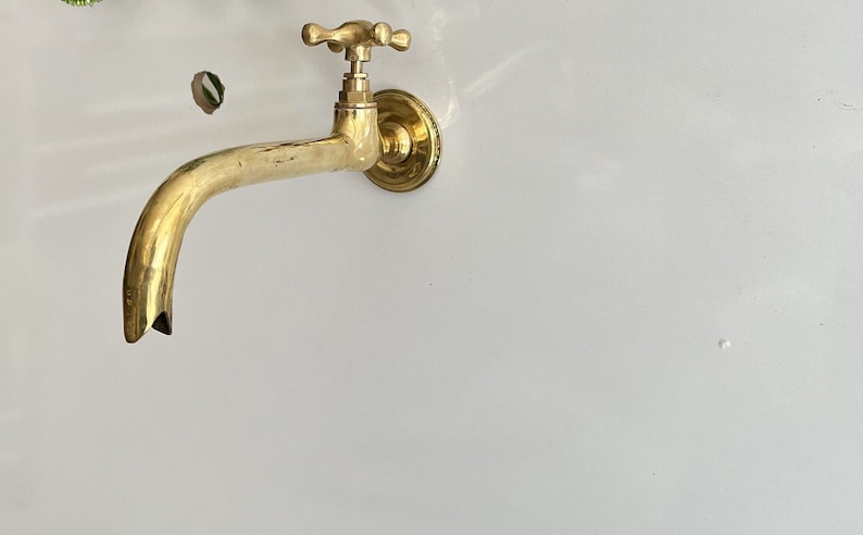 Grifo de pared de latón sin lacar: grifo de agua de jardín antiguo imagen 1