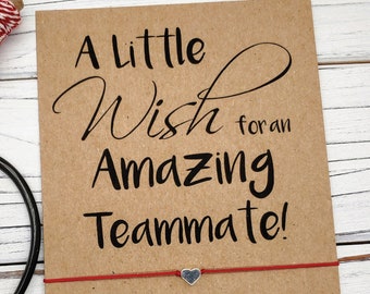 Peut inclure: Une carte en papier kraft avec un bracelet en cordon rouge attaché. La carte dit "A Little Wish for an Amazing Teammate!" et "Close your eyes and make a wish, tie the bracelet on your wrist, when the string breaks in two, it's believed that your wish will come true! May your wish come true!"