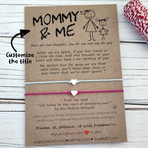 Pu&ograve; includere: Due braccialetti dell'amicizia con un cartoncino marrone che dice "Mamma & Io". Il cartoncino contiene un messaggio sul tenere il braccialetto quando ci si sente spaventati o tristi. Il cartoncino dice anche "Sognalo, credici, accadr&agrave;!" e "Fatto a mano con amore in Italia".