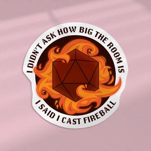 No pregunté qué tan grande era la habitación, dije que lancé una pegatina de bola de fuego - Meme de bola de fuego de dados de hechizos de DnD para mazmorras y dragones, regalos divertidos de TTRPG