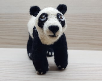 Filz Panda aus Schafwolle als Geschenk Handarbeit Filztiere