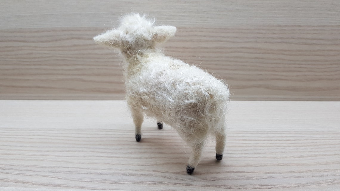Weiße Handgewebte Filz-Schaf-Figur - Niedliche Wohnzimmer Deko Ornamente