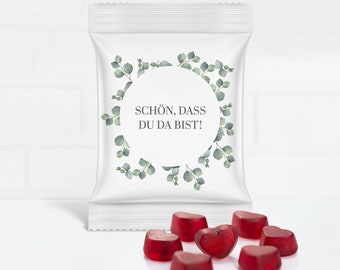 Cadeau d'invité avec des cœurs de gomme aux fruits rouges HARIBO originaux pour le mariage "C'est bien que tu sois là ! "Eucalyptus Love"