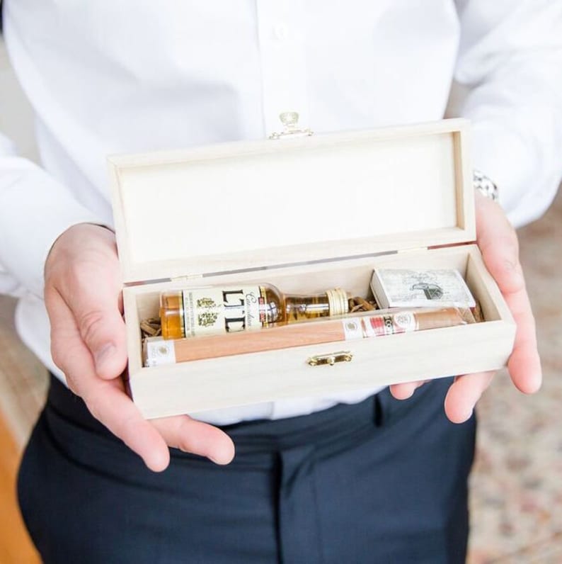 Trauzeugin fragen - die schönsten Ideen & Geschenke + 7 Karten-Vorlagen Geschenkbox aus Holz für Trauzeugen Groomsmen Gift Box Best Bild 2