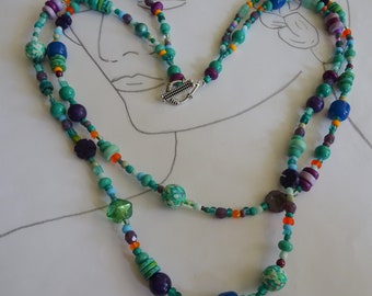 Collier de perles de verre à plusieurs rangées, tons turquoise, collier d’été, coloré, collier de perles, collier de déclaration, bohostyle, hippie, collier,