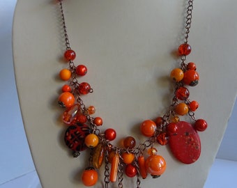 Collier de perles en verre, collier d’été, collier de perles, collier de déclaration, bohostyle, bijoux hippie, cadeau femme, bijoux uniques, orange,