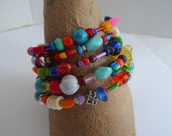 bracelet enveloppant coloré, bracelet à 6 rangs, perles de verre colorées, éclats de howlite, style Ibiza, boho, hippie, sentiment de vacances, fête des mères, accroche-regard,