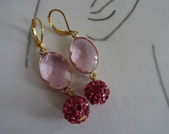 Boucles d'oreilles longues, lustres, perles pailletées rose foncé, style bohème, gouttes en verre rose, sortie, fête, cadeau copine, fête des mères,