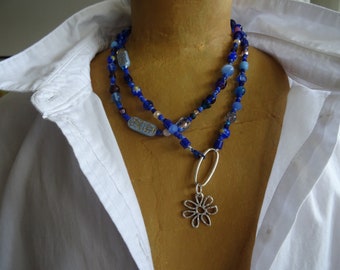 Collier de déclaration, collier de perles de verre bleu, collier, boho, look superposé, long collier, pétale, petite amie cadeau, sentiment de vacances, Ibiza,