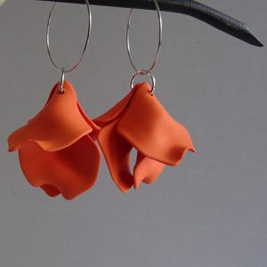 Blüten Creolen,  Ohrschmuck, orange Blütenblätter, Blumenschmuck, Valentinsgeschenk,  Freundinnenschmuck,   Bohostyle, Hippie, Acrylblätter,