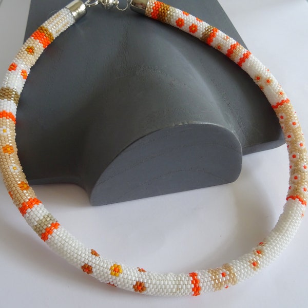 Schlauchkette,Fädelkette,  Peyote Stitch , Handarbeit, Beadwork, Sommerkette, Blümchenkette, weiß/orange, Ethno,  Halsschmuck, Kordelkette,