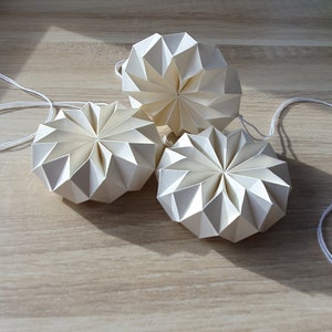 Origami-Anhänger Rosette Deko fürs ganze Jahr Ornamente aus Papier Fensterschmuck Papier Bild 1