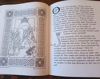 Puede incluir: Libro abierto con ilustraciones y texto en blanco y negro. La página izquierda presenta un dibujo detallado de figuras en un marco decorativo. La página derecha contiene texto manuscrito. Tema religioso.