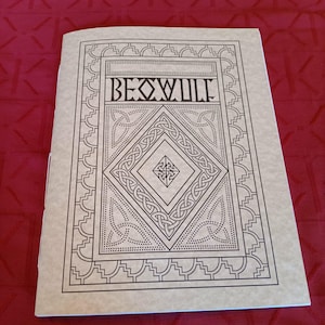 Puede incluir: Un folleto beige con el t&iacute;tulo "BEOWULF" en letras negras y en negrita. La portada presenta un intrincado dise&ntilde;o de nudo celta negro, que incluye una forma de diamante central y patrones de borde. El folleto est&aacute; abierto, revelando las p&aacute;ginas interiores.