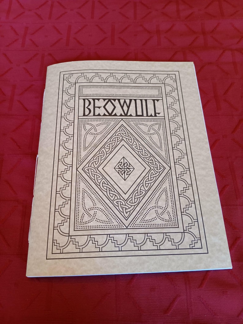 Puede incluir: Un folleto beige con el t&iacute;tulo "BEOWULF" en letras negras y en negrita. La portada presenta un intrincado dise&ntilde;o de nudo celta negro, que incluye una forma de diamante central y patrones de borde. El folleto est&aacute; abierto, revelando las p&aacute;ginas interiores.