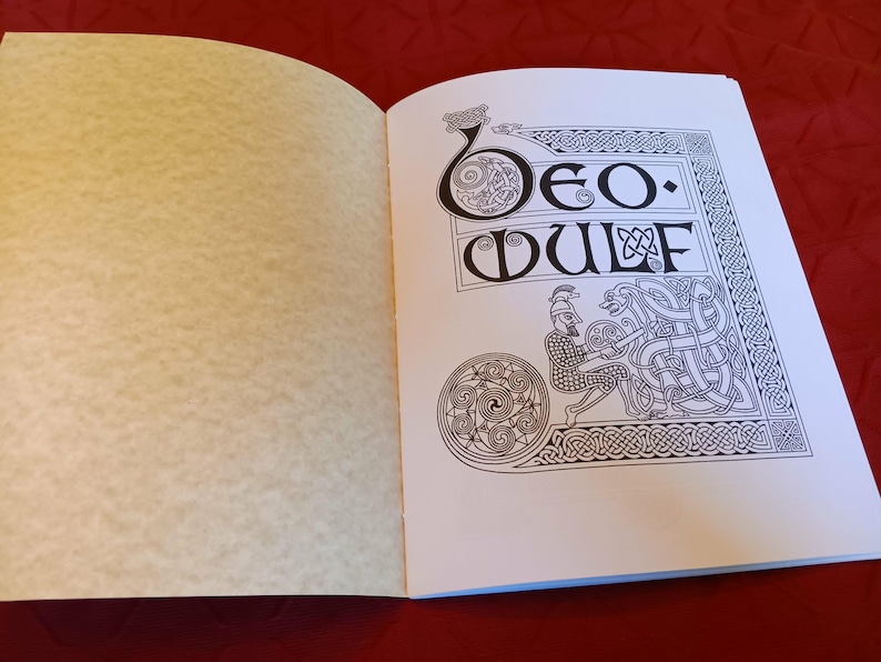 Puede incluir: Libro abierto con el t&iacute;tulo "Beo Wulf" en negro. La p&aacute;gina de la derecha presenta una ilustraci&oacute;n de un guerrero y un drag&oacute;n, con bordes y dise&ntilde;os de nudos celtas. La p&aacute;gina izquierda est&aacute; en blanco con textura de pergamino.