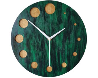 Handgjord väggklocka i ek: Flaskgrön minimalistisk dekor (28 cm)