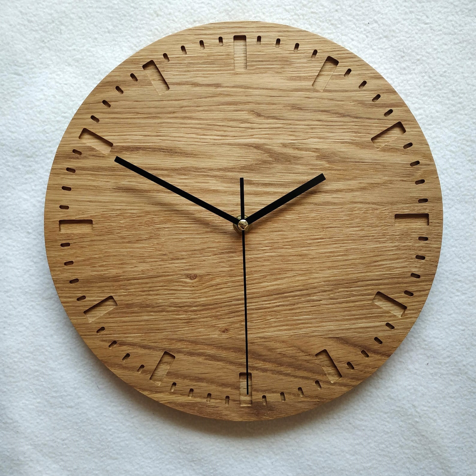 How to build a natural wood clock for a minimalist look