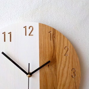 Klok eiken en witte hars: modern minimalistisch muurdecor 28 cm afbeelding 2