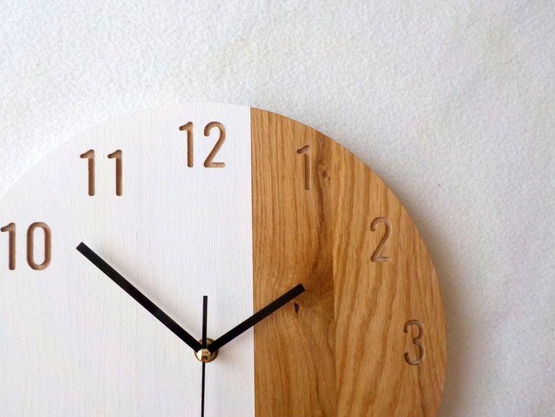 Klok eiken en witte hars: modern minimalistisch muurdecor 28 cm afbeelding 2