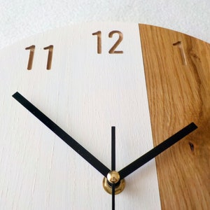 Klok eiken en witte hars: modern minimalistisch muurdecor 28 cm afbeelding 5