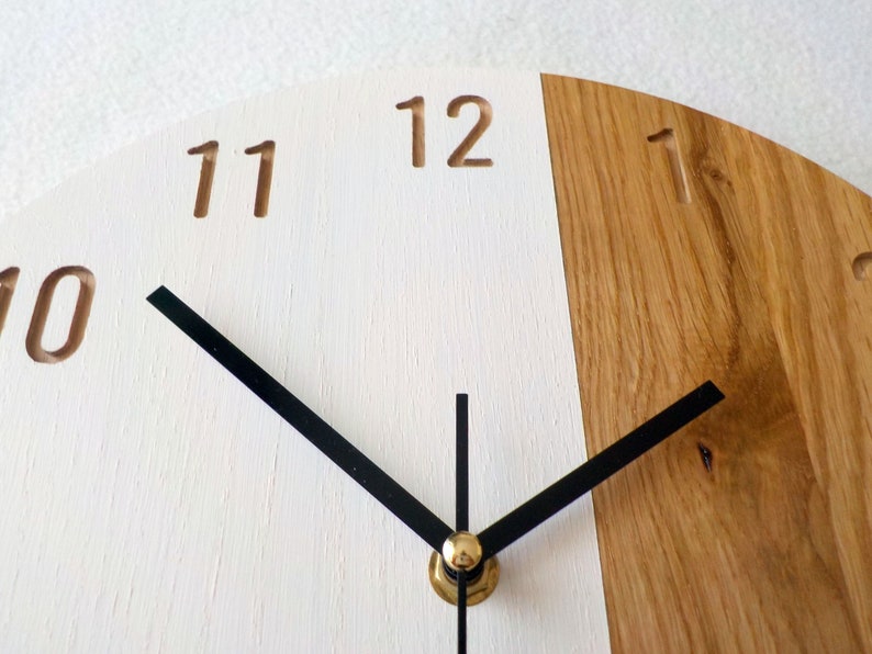 Klok eiken en witte hars: modern minimalistisch muurdecor 28 cm afbeelding 5