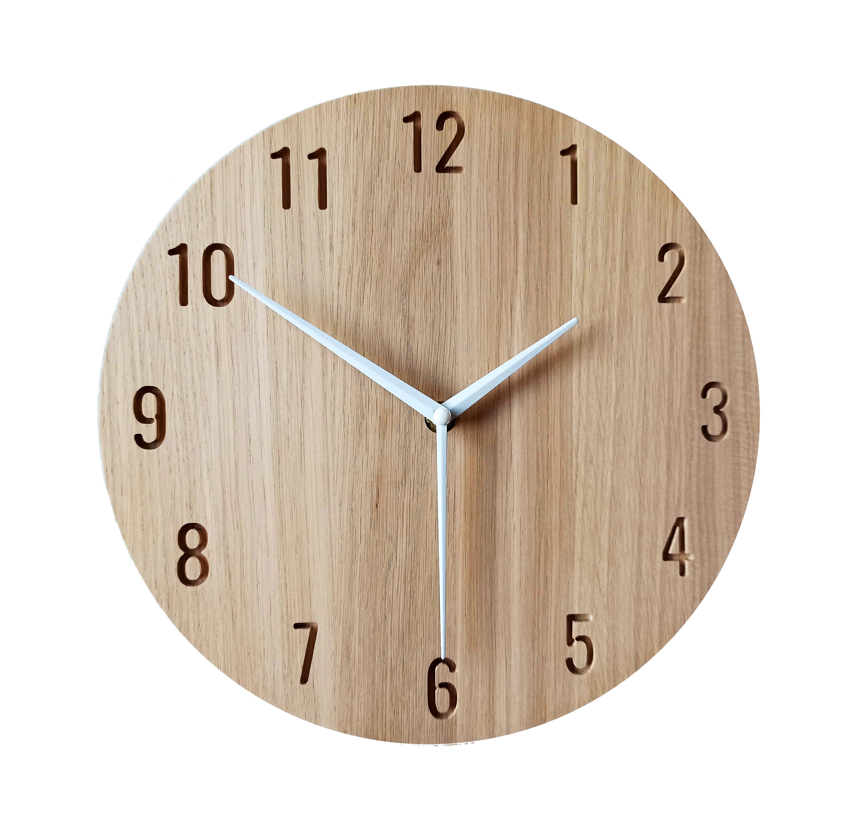 Minimalistyczny Zegar Ścienny Z Drewna Dębowego Cichy, Grawerowane Cyfry | 28 cm