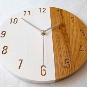 Klok eiken en witte hars: modern minimalistisch muurdecor 28 cm afbeelding 3