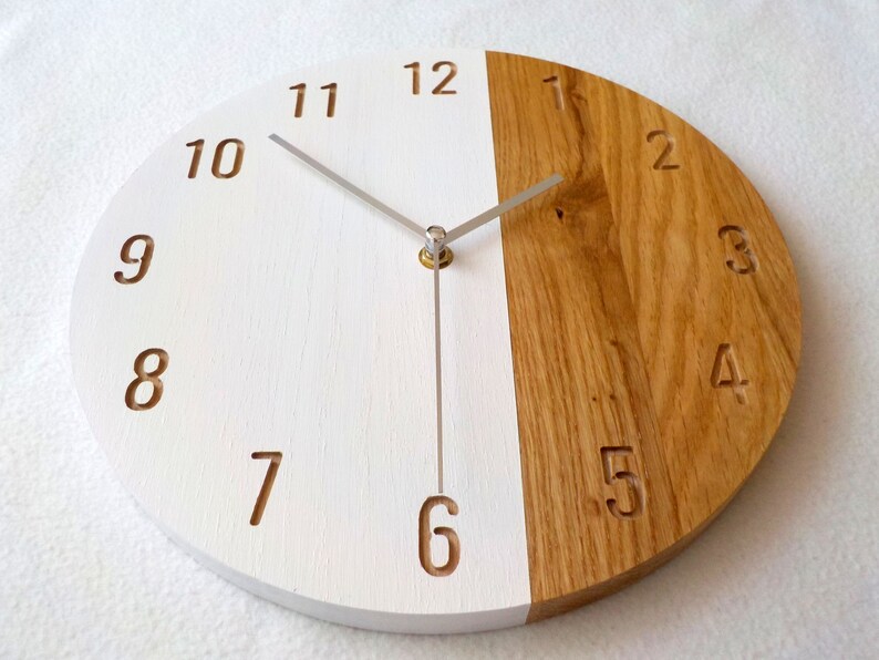 Klok eiken en witte hars: modern minimalistisch muurdecor 28 cm afbeelding 3