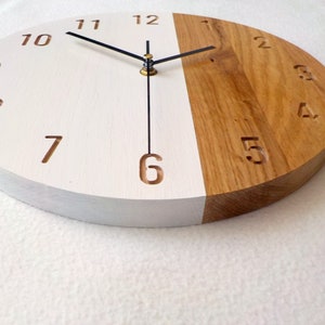 Klok eiken en witte hars: modern minimalistisch muurdecor 28 cm afbeelding 4