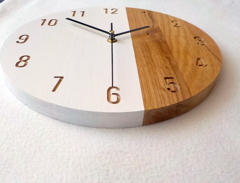Klok eiken en witte hars: modern minimalistisch muurdecor 28 cm afbeelding 4
