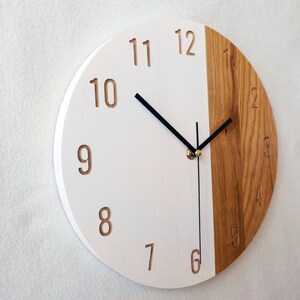 Klok eiken en witte hars: modern minimalistisch muurdecor 28 cm afbeelding 7