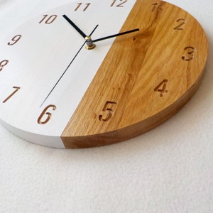 Klok eiken en witte hars: modern minimalistisch muurdecor 28 cm afbeelding 6