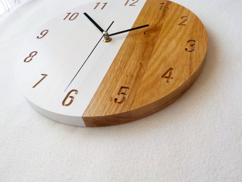 Klok eiken en witte hars: modern minimalistisch muurdecor 28 cm afbeelding 6