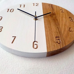 Klok eiken en witte hars: modern minimalistisch muurdecor 28 cm afbeelding 8