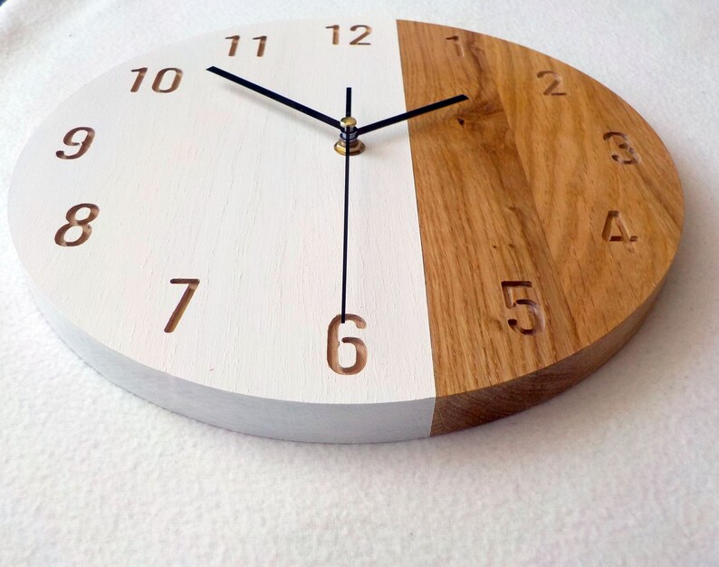 Klok eiken en witte hars: modern minimalistisch muurdecor 28 cm afbeelding 8
