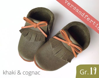 Moccasins with bow and fringes, leather punches in khaki & cognac, gr.19 for 43,00 Euro