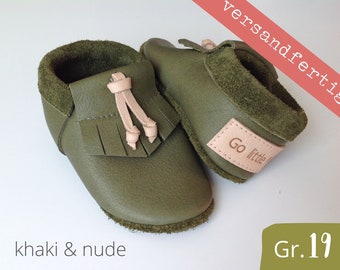 BABY MOCCASINS, crawling shoes with fringes and ribbons in khaki and nude, gr.19 for 48,50 Euro