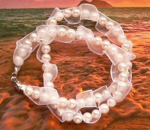 SGH108 - Zartes Perlencollier mit Organzaband