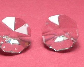 2 glass beads in octagonal form