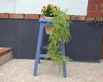 Pflanzkübel stehend aus altem Barhocker blau mit Terracotta Blumentopf