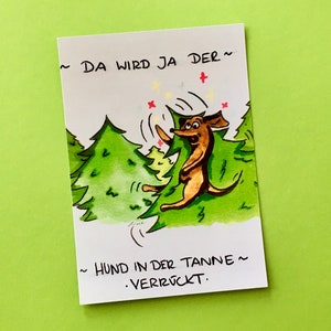 Postkarte „Da wird ja der Hund in der Tanne verrückt“, lustige Postkarte, witzige Postkarte, Spruch, lustiger Spruch, Hund, Tanne, Wald,