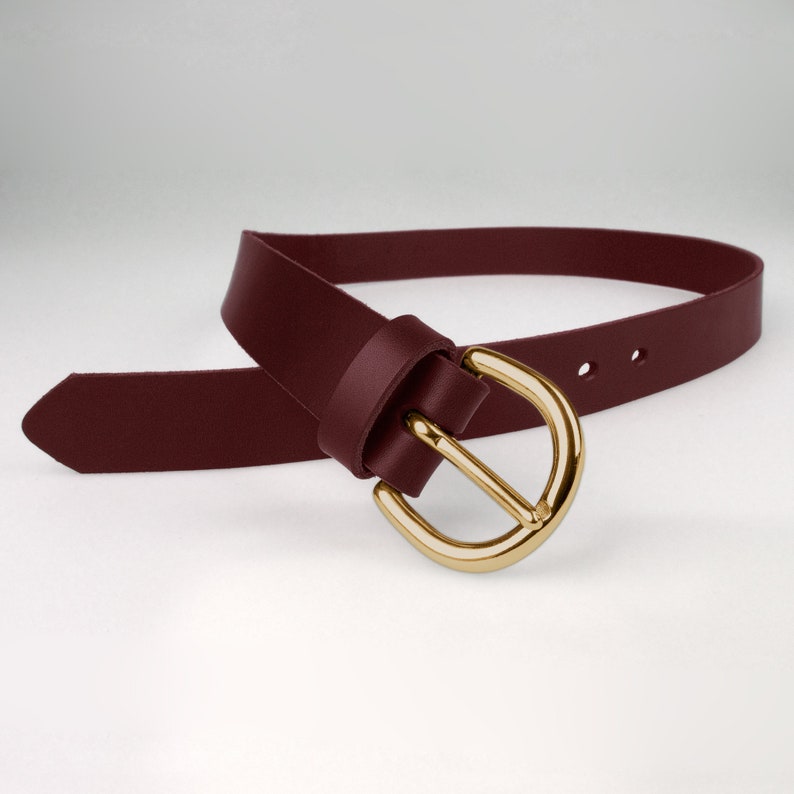 Burgundy leather belt with solid brass buckle. Italian full grain leather. 3 cm Wide 1 3/16 inch. Made in UK.