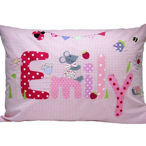 Almofada com nome -MAUS - Almofada com nome, almofada nascimento, fronha para bebê, almofada personalizada, almofada fofinha, almofada infantil, decoração, flores