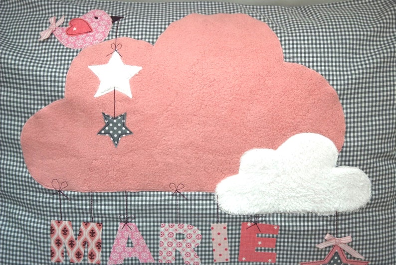 Namenskissen Wölkchen und der kleine Spatz-Kissenbezug Geburt Kissenhülle Kissen personalisiert Kuschelkissen Kinderkissen Babykissen Bild 3