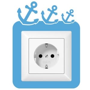 Könnte beinhalten: Eine weiße Steckdose mit blauem Rand und drei Anker-Aufklebern darüber.