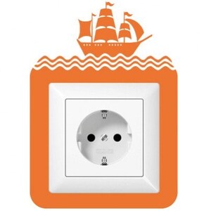 Op de afbeelding: Oranje wandplaat met een wit stopcontact en een sticker van een zeilboot op een golfdesign.